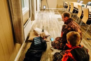 Juniorlaget til Borre jakt- og fiskerlag øver innendørs med skytesimulator