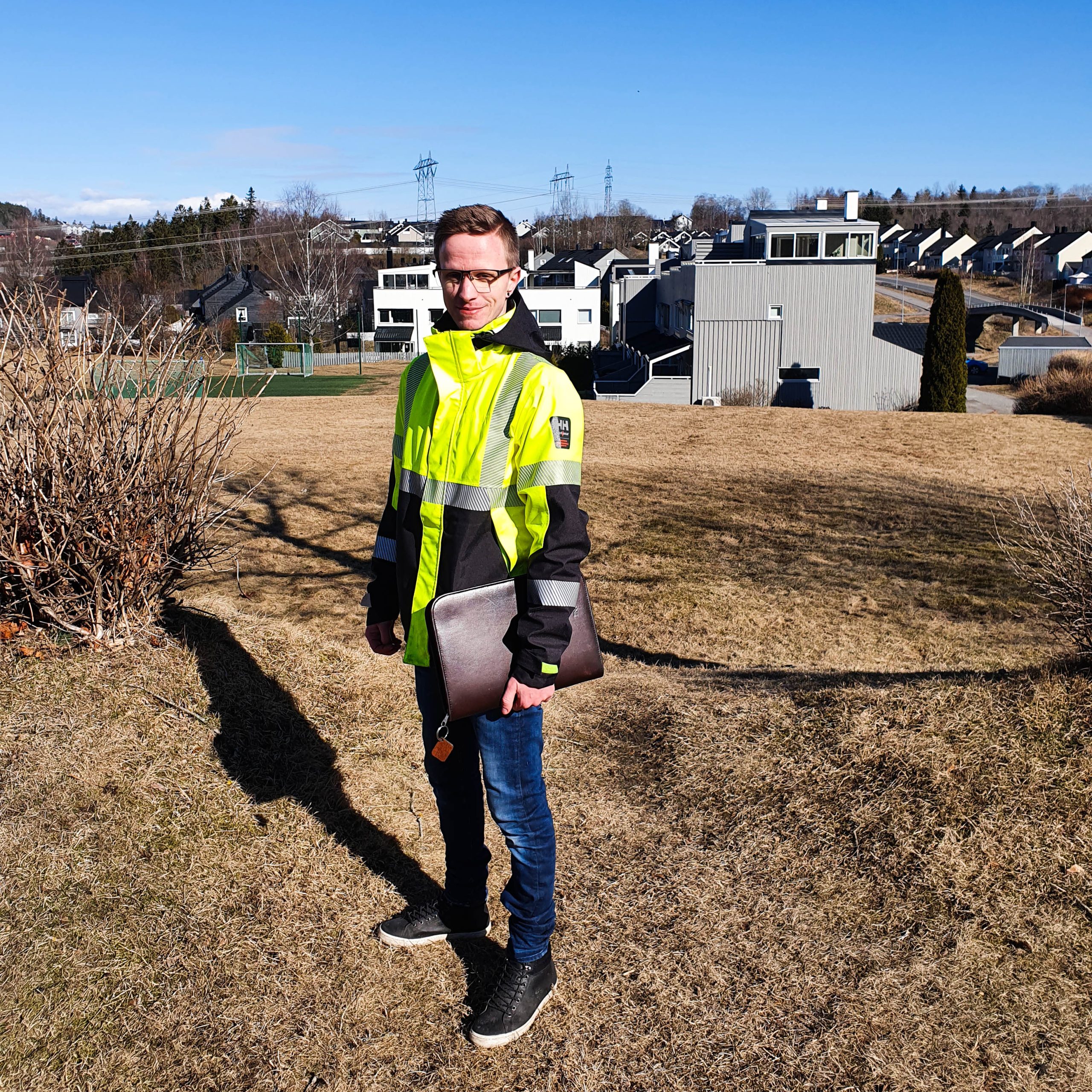 Styreleder Edvart Aune foran borettslag grå hus