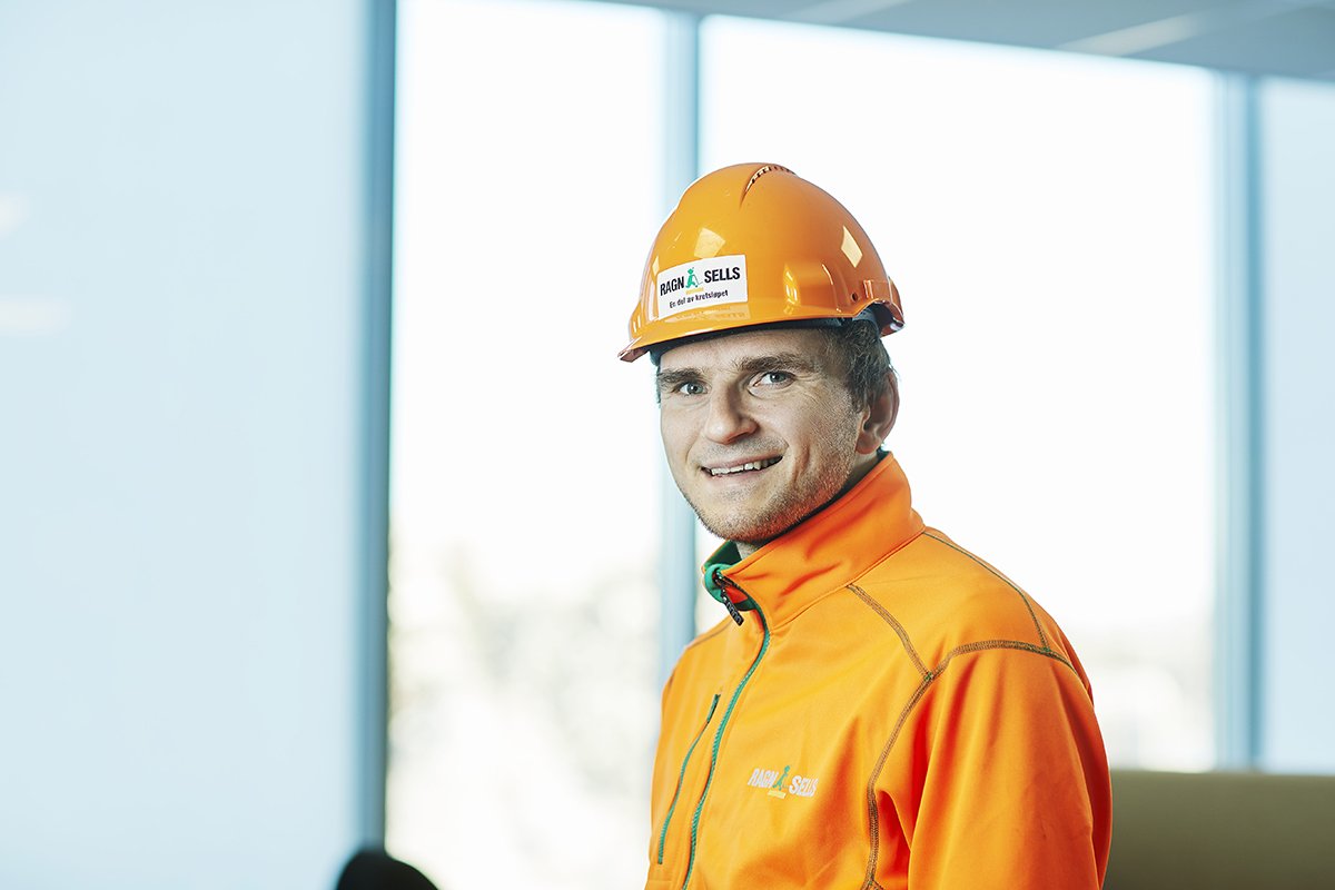 Markedsansvarlig i Ragn Sells, Anders Ellefsen, har på seg oransje arbeidsutstyr og smiler i kameraet