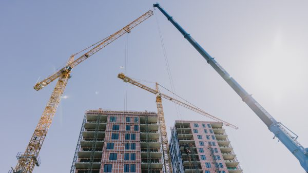 To blokker bygges med flere heisekraner rundt.