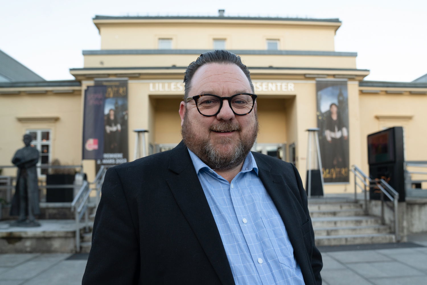 En smilende Glenn Due-Sørensen foran Lillestrøm Kultursenter.