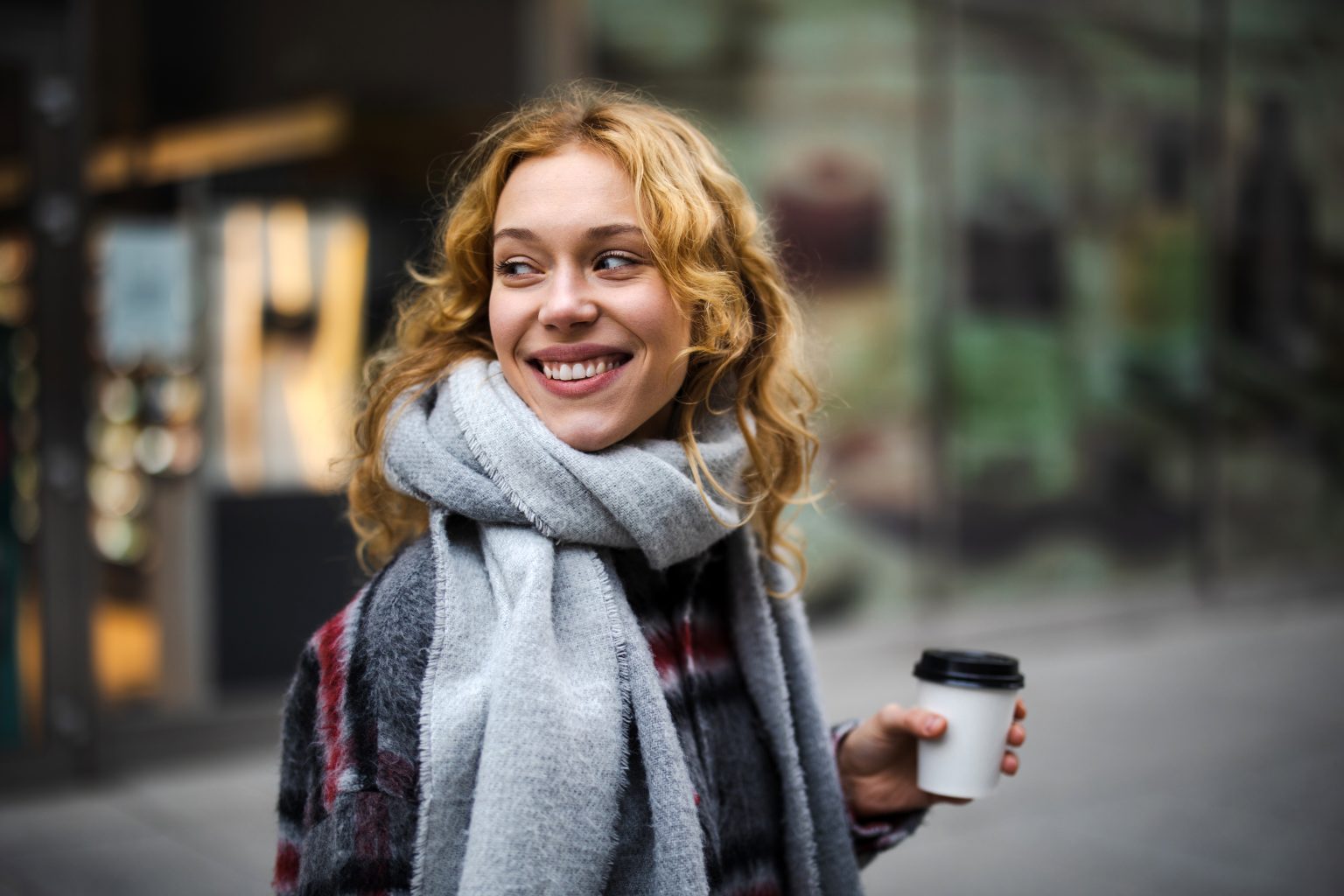 BORI_ Lillestrøm.jpg – En kvinne nyter det gode urbane livet i Lillestrøm.