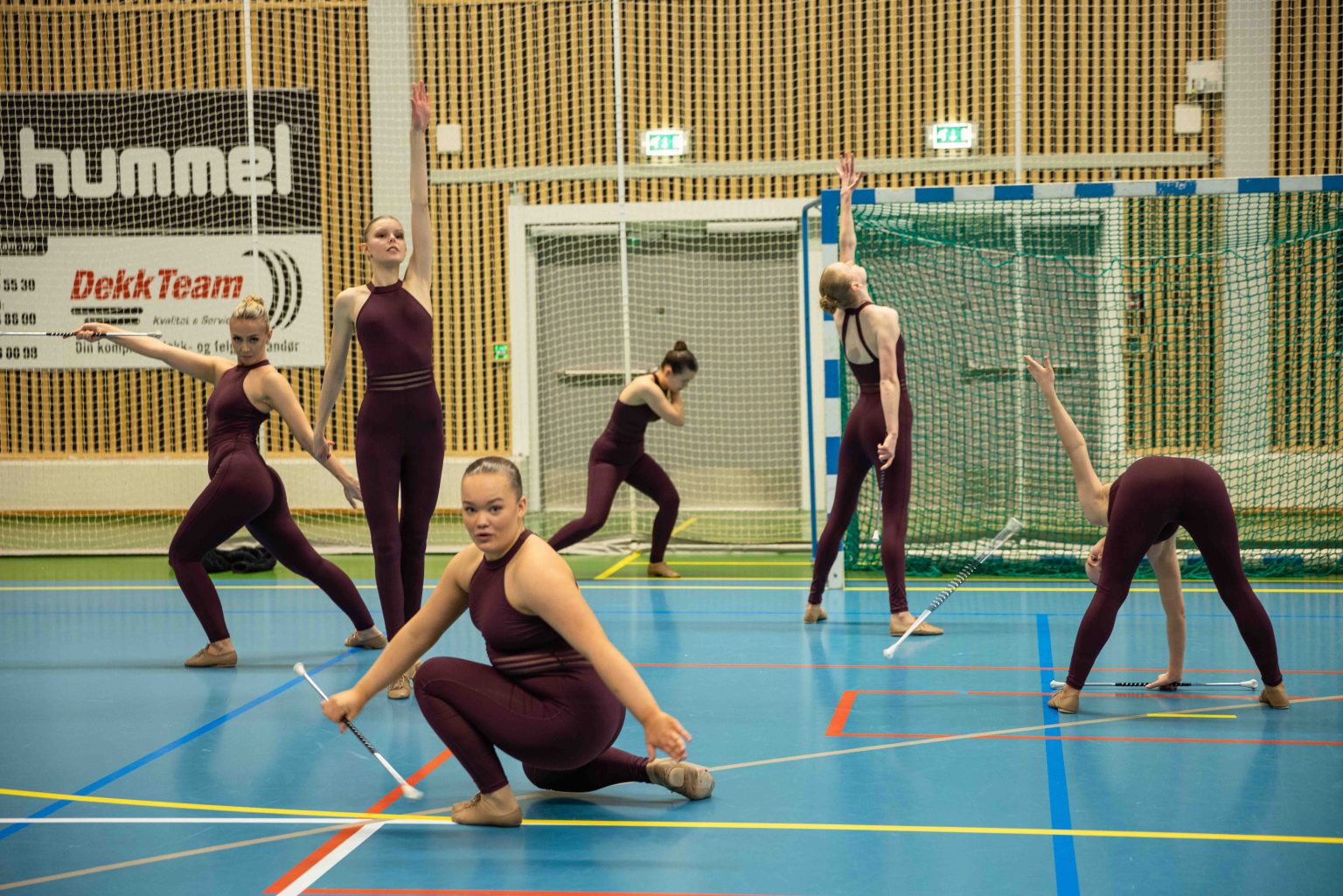 Seks jenter gjør seg klare for konkurranse.