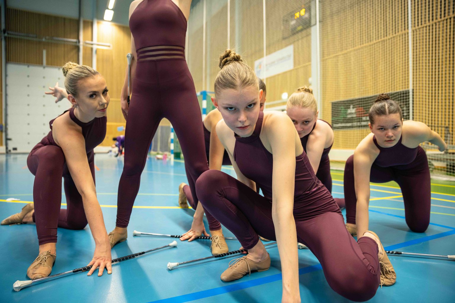 Jenter fra Romerike Drillkorps poserer for kamera.