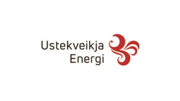 Logo for ustekveikja energi med stilisert rød flammedesign ved siden av selskapets navn i svart skrift.
