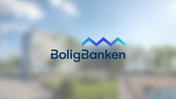 Uskarp bakgrunn av et urbant landskap med en tydelig logo av "BoligBanken" i forgrunnen.